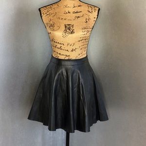VAKKO Sport Faux Leather Skirt size small